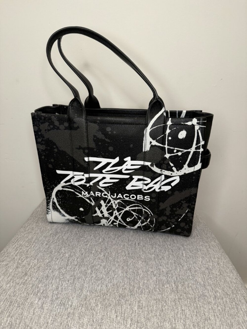 Marc Jacobs Futura Large Leather Tote bag in Black and White - Picture 2 of 4